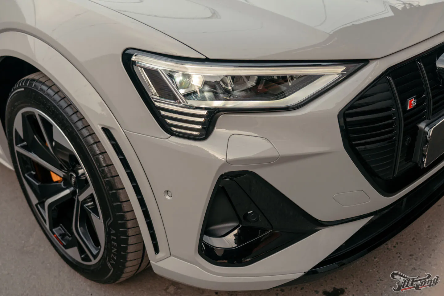 Оклеили Audi e-tron S глянцевым полиуретаном и сделали фирменный Шиномонтаж на вибростенде